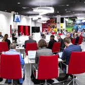 Francijn en Rick tijdens een raadsvergadering (28-10-2025).jpg