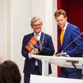 Overhandiging SGP boek aan burgemeester Aptroot